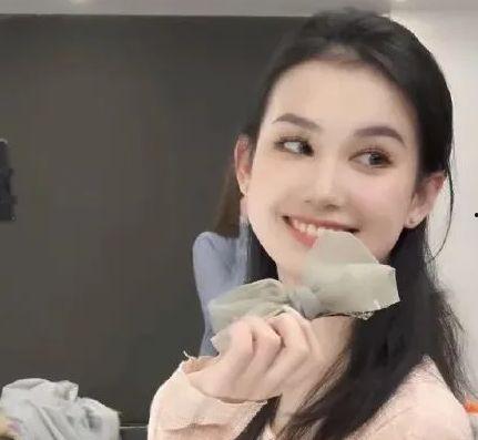 张悦网红吃瓜是真的吗,真相揭秘还是网络炒作?